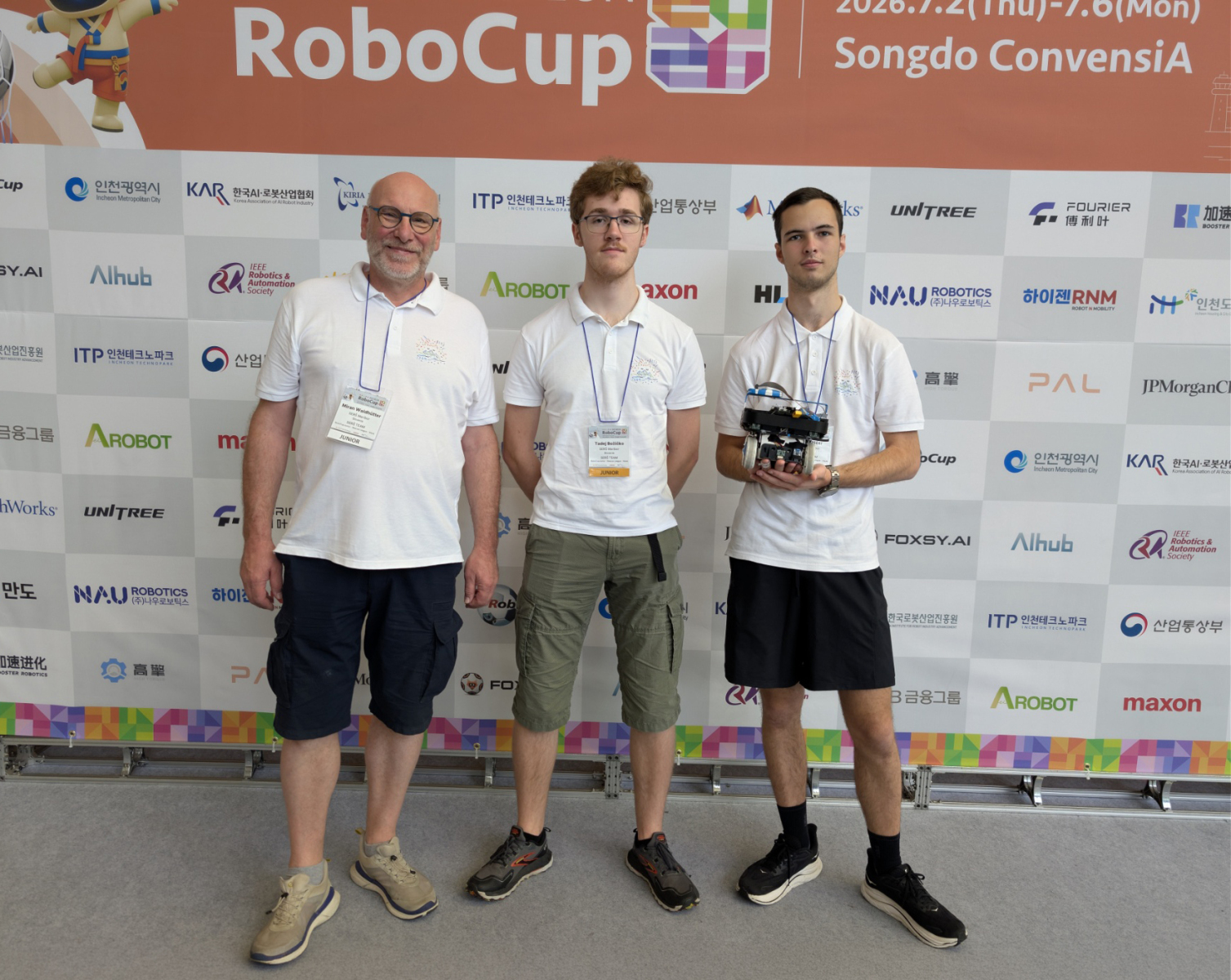 Miran Waldhütter, Tadej Božičko in Mark Ptičar z robotom